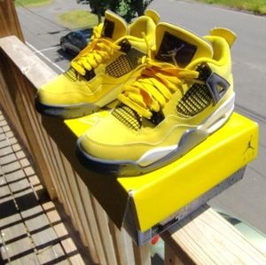 Jordan 4 lightning size 6.5 y